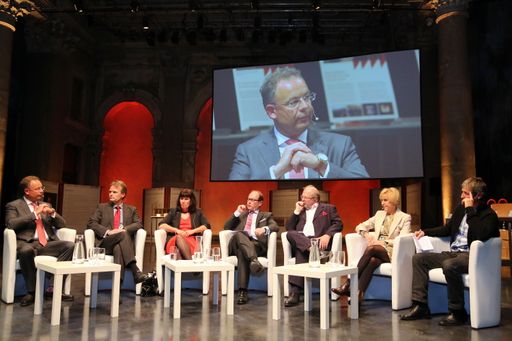 ExpertInnenrunde beim Wienerberger Baufachtag
(v.l.): Dr. Heimo Scheuch, Vorstandsvorsitzender der Wienerberger
AG, DI Wolfgang Liebl, Vorstand Gemeinnützige Wohnungs- und
Siedlungsgenossenschaft Amstetten, DI Brigitte Jilka, Wiener
Stadtbaudirektorin, Moderator Gerald Groß, Dr. Helene Karmasin,
Sozial- und Motivforscherin, KR Bmstr. Ing. Hans-Werner Frömmel,
Bundesinnungsmeister Bau sowie DI Dr. Hans-Peter Hutter, Facharzt
für Hygiene und Mikrobiologie.