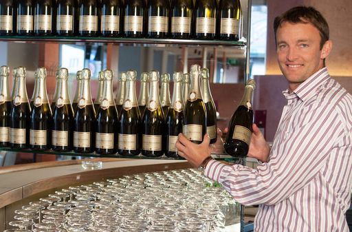 WEIN & CO Geschäftsführer Florian Größwang in
der neuen Flagship-Bar am Naschmarkt