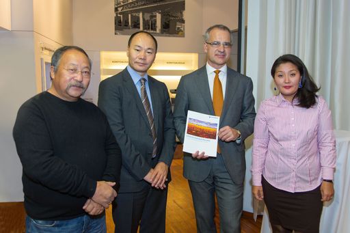 Im Bild v.l.n.r. Tsegmid Puntsag, Maler und
Direktor der Galerie Dubtsun, Gunaajav Batjargal, Botschafter der
Mongolei, Wolfgang Layr, Vorstandsdirektor Volksbank Wien-Baden AG
und Uranzaya Badamsuren, Mongolischer Kulturverein in europäischen
Ländern.