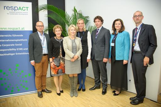 RednerInnen des diesjährigen CSR-Tages. Im Bild: Johannes
Herbsthofer (Firmeninhaber der Johannes Herbsthofer Malerei), Eva
Werner (Rektorin der IMC Fachhochschule Krems), Ursula Simacek
(respACT-Präsidentin & CEO SIMACEK Facility Management Group GmbH),
Daniela Knieling (respACT-Geschäftsführerin), John J. Aston
(Managing Director, astoneco management), Andrea Weber (Leitung
Nachhaltigkeitsmanagement RZB-Gruppe, Raiffeisen Zentralbank
Österreich AG), Roman H. Mesicek (Studiengangsleiter IMC
Fachhochschule Krems)
