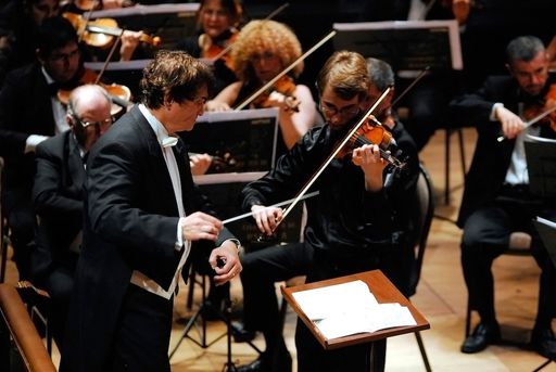  Dirigent Jorge Uliarte mit dem Gewinner des
Yehudi-Menuhin Wettbewerbes - Kenneth Renshaw aus den USA