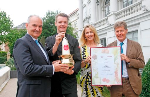Im Bild v.l.: DI Johann Marihart
(Vorstandsvorsitzender der AGRANA Beteiligungs-AG), Silvio Nickol
(Koch des Jahres 2014), Martina Hohenlohe (Chefredakteurin
Gault&Millau), Karl Hohenlohe (Herausgeber Gault&Millau).