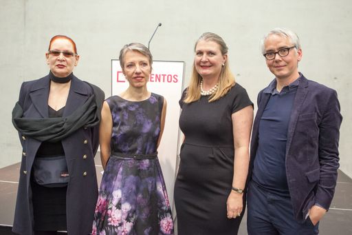 http://www.apa-fotoservice.at/galerie/4661
v.l.n.r.: Künstlerin Katharina Sieverding, LENTOS-Direktorin Stella
Rollig, die britische Botschafterin H.E. Susan le Jeune
d'Allegeershecque CMG, Kurator Darren Pih (Tate Liverpool)