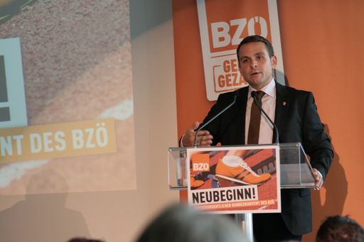Bei einem außerordentlichen Bundeskonvent des BZÖ
im Linzer Ars Electronica Center wurde heute Gerald Grosz mit 179
Stimmen und drei Enthaltungen von 182 Wahlberechtigten zum neuen
Bündnisobmann gewählt.
