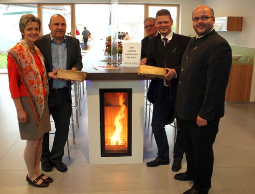 Vorschau Bild von Bei der Eröffnung des neuen Kompetenzzentrums für
Hafnertechnologie präsentierte die Firma Hafnertec den mit 13 Metern
längsten Kachelofen der Welt.