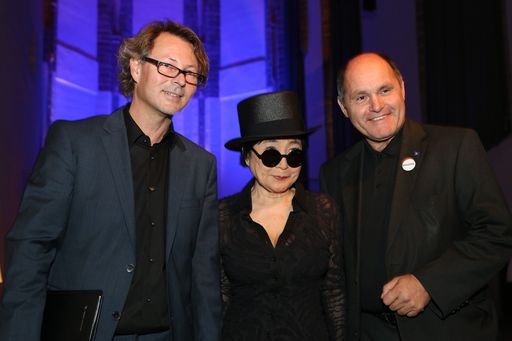  http://www.apa-fotoservice.at/galerie/3939 Im Bild
vlnr: Hans-Peter Wipplinger (Direktor Kunsthalle Krems und Kurator
der Ausstellung), Yoko Ono (Künstlerin), Wolfgang Sobotka
(Landeshauptmann Stv.)