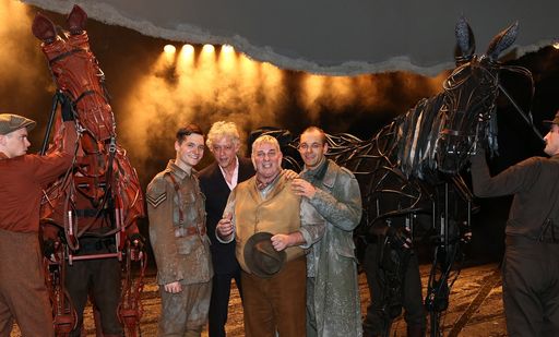 Theaterereignis in Berlin: "Gefährten" feierte
Sonntagabend in Berlin Premiere. Zur Vorstellung kam auch Sir Bob
Geldof. Hier auf dem Foto mit den Hauptdarstellern (v.l.) Philipp
Lind, Heinz Hoenig und Andreas Koehler und den Pferdne Joey und
Topthorn. Weiterer Text über OTS und www.presseportal.de / Die
Verwendung dieses Bildes ist für redaktionelle Zwecke honorarfrei.
Veröffentlichung bitte unter Quellenangabe: "obs/Stage Entertainment
Berlin/Eventpress /Stage"