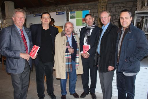 v.l.n.r.: Mag. Richard Giefing (Geschäftsführer
Verein Welterbe Neusiedler See), Gerd Wolfgang Sievers (Autor),
Prof. Wander Bertoni (Bildhauer), Rüdiger Müller (Emons Verlag), NR
Bgm. Erwin Preiner (Obmann Verein Welterbe Neusiedler See) und
Direktor Mario Baier (Burgenland Tourismus).