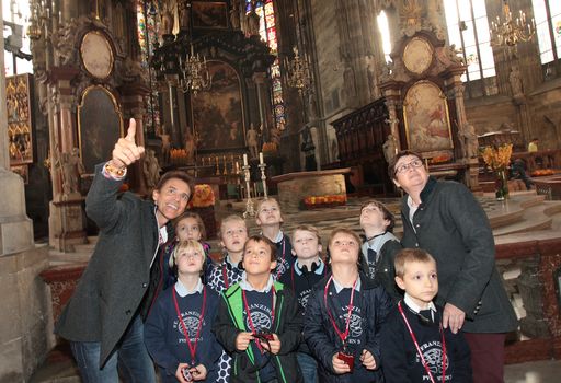 http://www.apa-fotoservice.at/galerie/4757 Thomas
C. Brezina, die Schüler der VPS St. Franziskus und Margareta Chwatal
(Pfarre St. Stephan) bei der Erkundung des Doms.