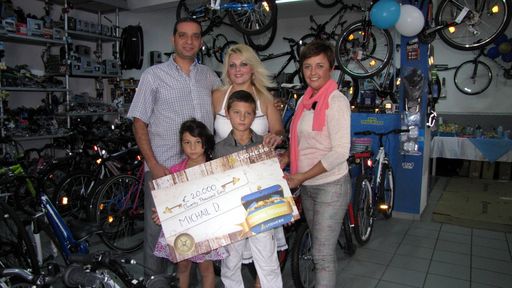  Michail. D im Kreise seiner Familie mit Anna
Teissel (links außen) bei der Gewinnübergabe.