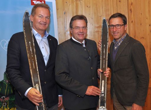  Unter dem Motto "100 Jahre Skibegeisterung in
Tirol" boten (v.li.) Mag. Harald Ultsch (Spartenobmann Tourismus und
Freizeitwirtschaft bei der Wirtschaftskammer Tirol), Landeshauptmann
Günther Platter und Tirol Werbung-Geschäftsführer Josef Margreiter
einen optimistischen Ausblick auf die kommende Wintersaison.