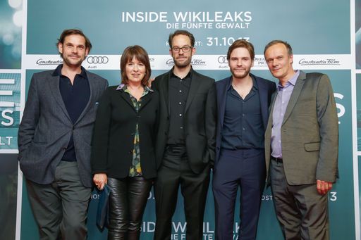  Alexander Beyer, Franziska Walser, Daniel
Domscheit-Berg, Daniel Brühl, Edgar Selge / INSIDE WIKILEAKS
Premiere im Kino in der Kulturbrauerei in Berlin am 21.10.2013
Weiterer Text über OTS und www.presseportal.de / Die Verwendung
dieses Bildes ist für redaktionelle Zwecke honorarfrei.
Veröffentlichung bitte unter Quellenangabe: "obs/Constantin
Film/Markus Nass"