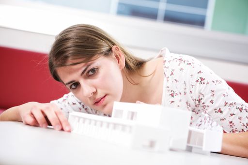  AbsolventInnen des Master-Studiengangs an der FH
Kärnten sind nach dreijähriger, unselbständiger Beschäftigung
berechtigt, die Ziviltechnikerprüfung abzulegen und den Titel eines
"Architekten" zu erwerben.