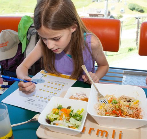 Vorschau Bild von Für die Neukonzeption des Essens des Starrest
Restaurants der Komperdellbahnen durch die con.os
tourismus.consulting gmbh wurden alle Menus im Vorfeld von Kindern
und Eltern ausgiebig getestet. Dabei wurde die klassische,
dreiteilige gastronomische Logik durch das gemeinsame Servieren der
Speisen auf einem Tablett ersetzt. Die Kinder können die Abfolge der
Speisen so individuell nach ihren Vorlieben gestalten.