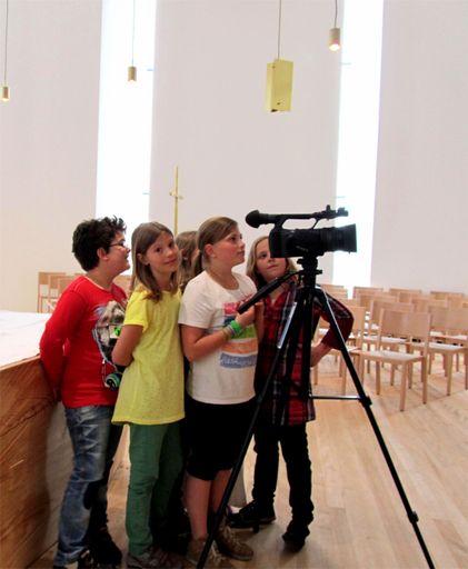 Vorschau Bild von Minis beim Film-Dreh: v.l.n.r.: hinten: Elena
Wipplinger, Franziska Kogler; vorne: Elias Kogler, Sophie
Rechberger, Galina Buchgeher