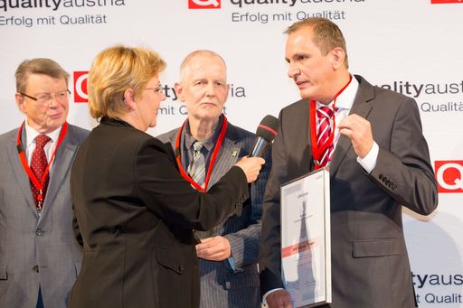  Im Bild v.l.n.r.: qualityaustria Winners'
Conference , 22. Oktober 2013; Univ. Prof. Johannes Risak, Institut
für Unternehmensführung an der Wirtschaftsuniversität Wien; Dr.
Gisela Hopfmüller-Hlavac; Mag. Gerald Stoiser, Qualitätsmanagement
WIFI Kärnten; Mag. Andreas Görgei, Geschäftsführer WIFI Kärnten