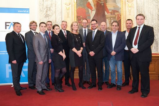  http://www.apa-fotoservice.at/galerie/4706/ Im Bild
v.l.n.r.: Die FAF-Absolventen 2013 mit FAF-Präsident KommR. Wolfgang
K. Göltl (Obmann der Sparte Information und Consulting/WKW), Mag.
Andreas Engelmeier (UNIQA Versicherungen MaklerService), Prok. Mag.
Alastair McEwen (Geschäftsführer DONAU Brokerline),
BAF-Geschäftsführer KommR. Erich Mayer und KommR. Siegfried Prietl
(Obmann der Fachgruppe Finanzdienstleister/WKW), Carsten Ougaard
(FAF-Referent, Ausschussmitglied in der Fachgruppe
Finanzdienstleister/WKW), KommR. Ing. Mag. Johann Wally
(Finanzdienstleister-Ombudsmann), Georg Plesnik MBA, MSc.
(Geschäftsführer der FAF sowie der Wiener Fachgruppe
Finanzdienstleister)