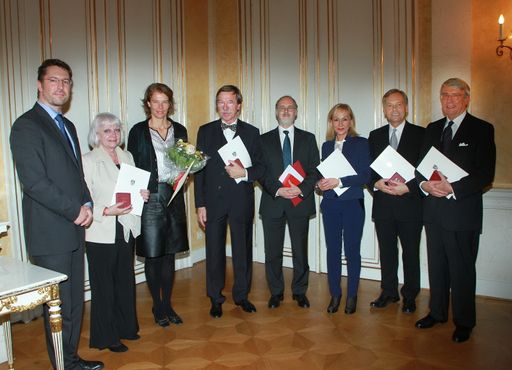 Sektionschef Elmar Pichl übergibt die
Auszeichnungen an die sieben Wissenschaftler (v.l.): Brigitte
Sindelar, Eva Eberhartinger, Chlodwig Franz, Paul Kosma, Anita
Rieder, Ivo Brunner, Gottfried Magerl.