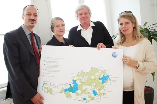  http://www.apa-fotoservice.at/galerie/4767 Im Bild
v.l.n.r.: Jürgen Schneider, Programmleiter Wirtschaft & Wirkung,
Umweltbundesamt, Helga Kromp-Kolb, Leiterin des Institutes für
Meteorologie / Universität für Bodenkultur, Robert Korab,
Geschäftsführer Raum & Kommunikation GmbH und Diana Ürge-Vorsatz,
Direktorin des Center for Climate Change and Sustainable Energy
Policy, Budapest