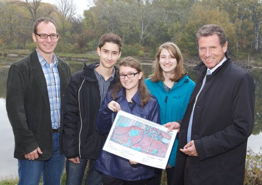 v.l.n.r.: Mag. Schrittwieser (BG/BRG St. Pölten), Tobias
Schwarzbuhler, Tamara Langer, Ines Schwarzinger und Minister
Töchterle