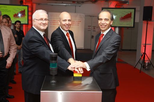 v.l.n.r: Alfred Smyrek (Werksleiter Wien), Wolfgang
Weber (Leiter Steuerung Produktion Core CEE) und Günter Thumser
(Präsident Henkel CEE) eröffneten die neue Produktionsanlage für das
Henkel-Fensterputzmittel Clin