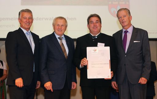  Familienminister Reinhold Mitterlehner mit der ausgezeichneten
Gemeinde Niederwaldkirchen