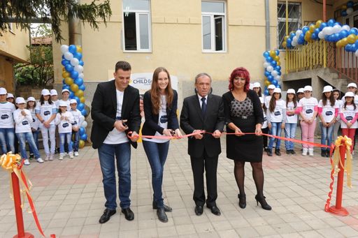  Antonio Leitner, Managing Director von Lyoness
Mazedonien, Nina Passegger, Director Lyoness Child & Family
Foundation, Petre Latinovski, Bürgermeister von Ljubanci, und
Schuldirektorin Silvana Terzieva beim Durchschneiden des
Eröffnungsbandes (v.l.n.r.)