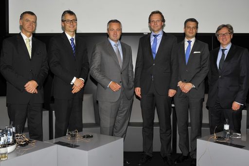  http://www.apa-fotoservice.at/galerie/4754 Im Bild
v.l.n.r.: Alfred Ruzicka, Breitbandbüro BMVIT; Jan Trionow,
Präsident FMK und CEO Hutchison Drei Austria GmbH; Hannes
Ametsreiter, Generaldirektor A1 und Telekom Austria Group; Andreas
Bierwirth, CEO T-Mobile Austria GmbH; Thomas Arnoldner, CEO
Alcatel-Lucent Austria AG; Walter Leiss, Generalsekretär
Österreichischer Gemeindebund