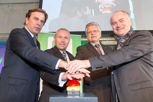 Vorschau Bild von Ab sofort liefert das Wasserkraft in Kalsdorf grüne
Energie für die Steiermark (v.l.n.r.: Landeshauptmann Mag. Franz
Voves, DI Christian Purrer - Vorstandssprecher Energie Steiermark,
DI Dr. Günther Rabensteiner - Vorstandsdirektor VERBUND, Landesrat
Johann Seitinger)