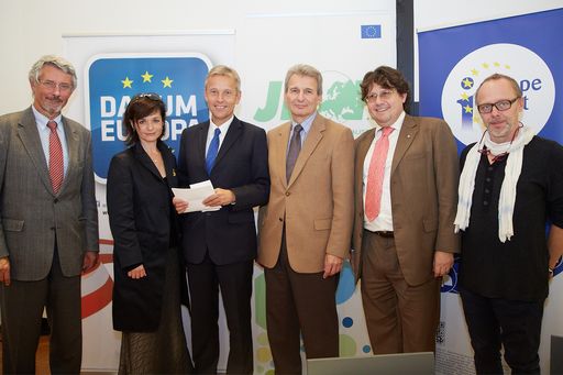 http://www.apa-fotoservice.at/galerie/4790 v.l.n.r.
BM a.D. Friedhelm FRISCHENSCHLAGER, Präsident der Europäischen
Föderalistischen Bewegung Österreich, Katharina STEMBERGER
(Schauspielerin), Staatssekretär Reinhold LOPATKA, ÖGB-Präsident
Erich FOGLAR, Philipp AGATHONOS, Vizepräsident der Union der
Europäischen Föderalisten und Fabian EDER (Regisseur)