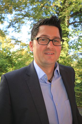  Mit dem ausgewiesenen Destinationsexperten Dr.
Christof Schalber übernimmt ein hochqualifizierter Touristiker und
gleichzeitig langjähriger touristischer Praktiker die
Standortleitung für die con.os tourismus.consulting gmbh für
Westösterreich, Südtirol und Bayern.