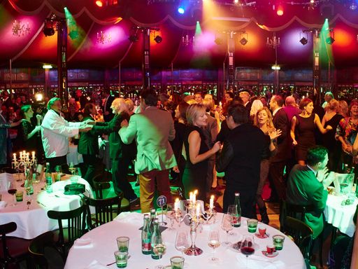 Vorschau Bild von "Reinhard Gerer und Karl Merkatz in mitten der
anderen Gäste"