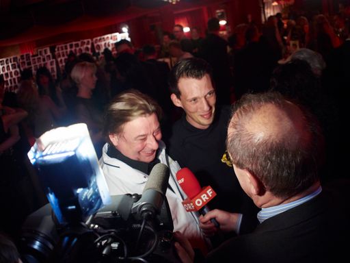 Vorschau Bild von "Reinhard Gerer und Daniel Kellner umringt von den
Journalisten"