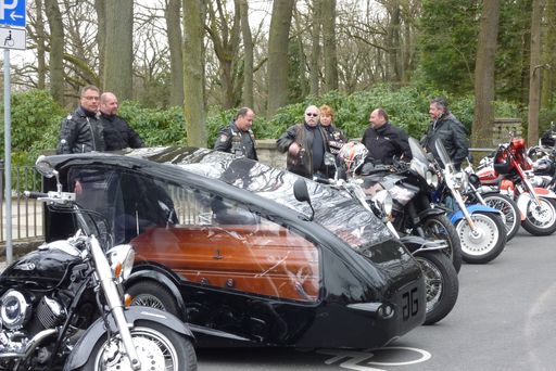 Vorschau Bild von Individueller Bestattungswunsch: eingefleischte
Biker können sich mit dem geliebten Gefährt zur letzten Ruhe fahren
lassen.