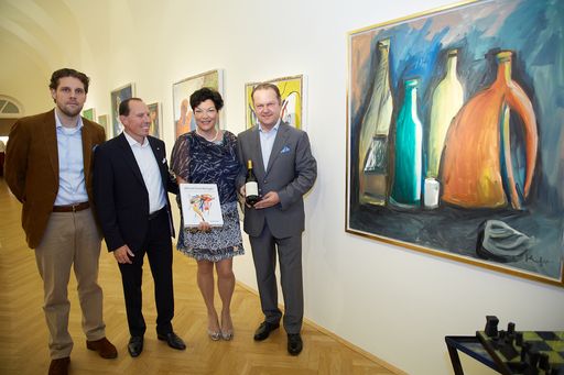 http://www.apa-fotoservice.at/galerie/4500 Im Bild
(v.l.n.r.): Sascha Ziwna, Gerald Ziwna, Monika Ziwna und Top Winzer
Fritz Wieninger