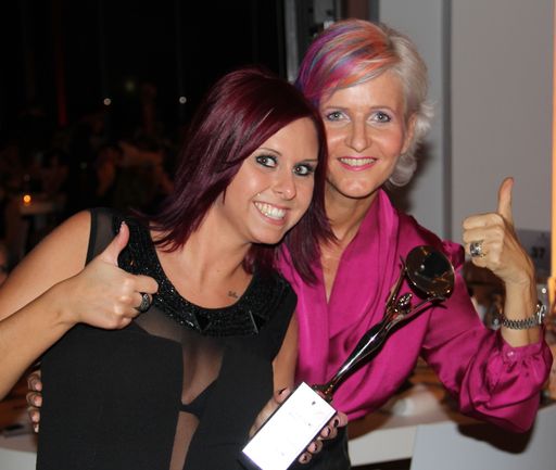  Im Bild v.l.n.r.: Denise Scheuwimmer mit
Weltmeisterin Gudrun Leitner