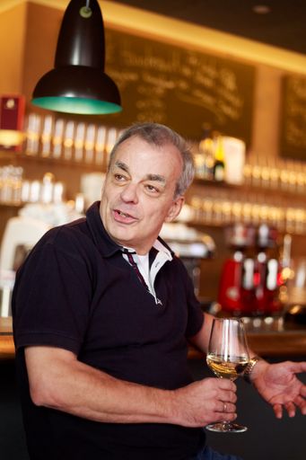 Vorschau Bild von WEIN & CO Firmengründer Heinz Kammerer schätzt
den regen Austausch auf der MondoVino: "Unsere Kunden wollen die
Winzer persönlich kennenlernen."