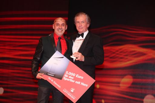 Lotterien Gala Nacht des Sports 31.10.2013. Ehrung
"Sportler mit Herz", DI Friedrich Stickler, Vorstandsdirektor der
Österreichischen Lotterien gratuliert Ulf Arlati.