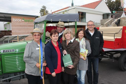 Über 300.000 Besucher haben die NÖ
Landesausstellung "Brot und Wein" in Asparn/Zaya und Poysdorf
gesehen. Und die Stadt Poysdorf zeigte einmal mehr, dass der Wein
hier nicht nur als viel beachtetes Ausstellungsthema punktete,
sondern darüber hinaus auch rund um die Landesschau in vielen
Facetten gelebt und genossen werden konnte. Hohe Steigerungen der
Gästezahlen bei den verschiedenen Führungsangeboten sowie in der
Gastronomie und im Weinmarkt geben Anlass zur Freude und animieren,
den erfolgreichen Weg der Weinstadt weiter zu gehen.