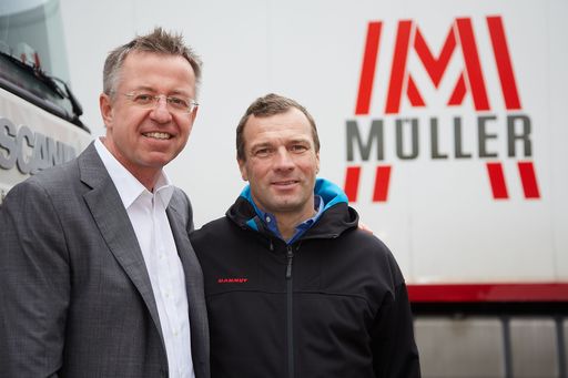  http://www.apa-fotoservice.at/galerie/4801 Im Bild
v.l.n.nr. Fritz Müller, Projektinitiator, Geschäftsführer Müller
Transporte und Georg Schwab, Behinderten-Spitzensportler,
Staatsmeister Paracycling, WM-Teilnehmer, Mitglied des
österreichischen Olympia-Kaders für Sochi 2014