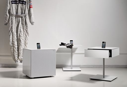 Cockpit gibt es in drei Varianten: Als CP10 mit
Ablagefläche, als CP20 mit Schublade oder als CP30 mit ordentlich
Stauraum, z.B. für einen Subwoofer. Zusätzlich können Mobilgeräte
von Apple und Samsung von oben in die Glasplatte eingesteckt und
Musik, Bilder oder Fotos auf den Fernseher oder das Soundsystem
übertragen werden. Weiterer Text über OTS und
www.presseportal.de/pm/110334 / Die Verwendung dieses Bildes ist für
redaktionelle Zwecke honorarfrei. Veröffentlichung bitte unter
Quellenangabe: "obs/Spectral Audio Möbel GmbH"
