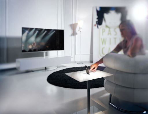 Vorschau Bild von Tischlein dock dich: Cockpit von Spectral ist
Beistelltisch, Ladestation und Steuerzentrale in einem - mit
Einsteckmöglichkeit für die Mobilgeräte von Apple und Samsung.
Weiterer Text über OTS und www.presseportal.de/pm/110334 / Die
Verwendung dieses Bildes ist für redaktionelle Zwecke honorarfrei.
Veröffentlichung bitte unter Quellenangabe: "obs/Spectral Audio
Möbel GmbH/Spectral Audio GmbH"