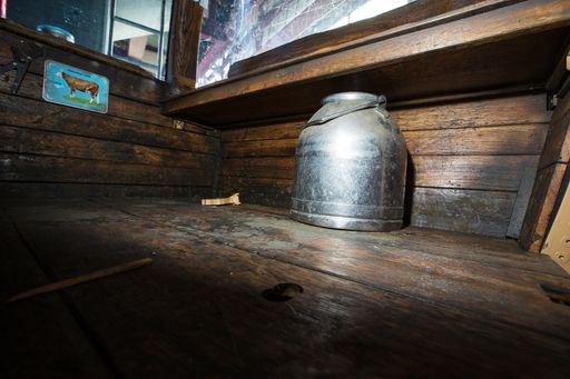 Vorschau Bild von Erlebnisplan nützt den Überraschungseffekt: Es
rechnet niemand damit, dass das Innere einer normalerweise recht
sterilen Gondel wie ein Stall oder ein Stadel aussieht. Die
Holzeinbauten können für die Wintersaison schnell und einfach
rückgebaut werden.