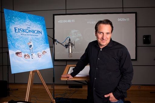  Robert Palfrader bei den Synchronstudioaufnahmen
von Disneys DIE EISKÖNIGIN - VÖLLIG UNVERFROREN in
Berlin(Synchronstimme des Herzog von Pitzbühl)