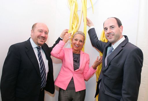  http://www.apa-fotoservice.at/galerie/4794 Im Bild
v.l.n.r.: Horst Szaal (Präsident des Verbandes Österreichischer
Antiquitäten- und Kunsthändler), Martina Fasslabend (Präsidenin "die
möwe") und Gregor Spalek (Messemanager der Wikam)