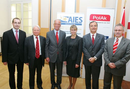 http://www.apa-fotoservice.at/galerie/4846 Im Bild
v.l.n.r.: Dr. Arnold Kammel, Generalsekretär des Aies, Botschafter
Dr. Hans Winkler, Direktor der Diplomatischen Akademie, BM. a.D. Dr.
Werner Fasslabend, Präsident des Aies, BM Dr. Beatrix Karl, BM für
Justiz, Franco Frattini, Ehem. Vizepräsident der Europäischen
Kommission und ehem. Außenminister Italiens, Michael Gahler, MEP,
sicherheitspolitischer Sprecher der EVP Fraktion.
