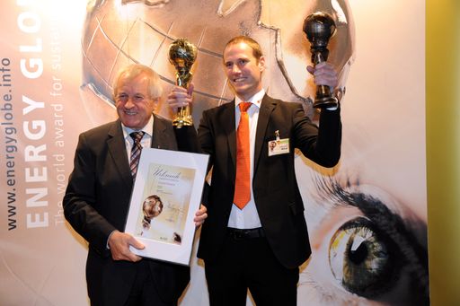  Energy Globe OÖ Siegerverleihung in Ried. Im Bild:
links: Laudator LH STv. Franz Hiesl, rechts: Sebastian Köck, Leiter
Exportabteiling der Firma RIKA Innovative Ofentechnik GmbH