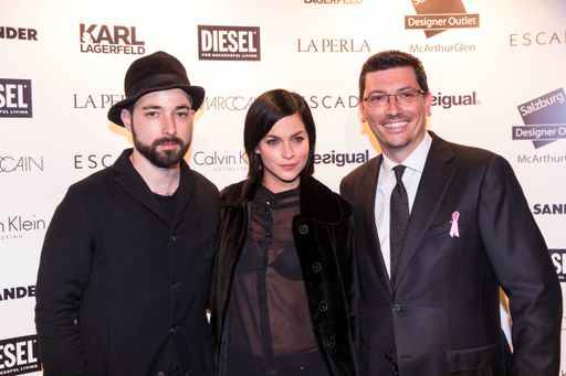 (v.l.n.r.): Szene-DJ Mike Nouveau und das New
Yorker Model und DJane Leigh Lezark mit Petr Proy, Center Manager
McArthurGlen Designer Outlet Salzburg.