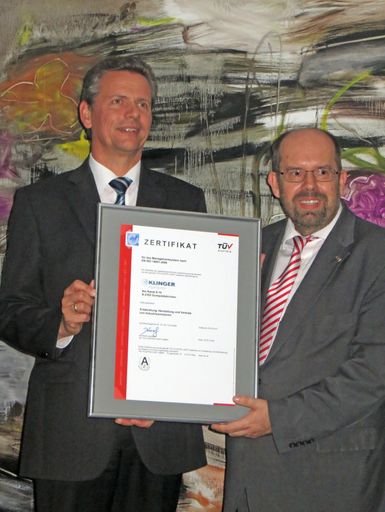 Klinger Fluid Control GmbH erfolgreich von TÜV
AUSTRIA nach EN ISO 14001 zertifiziert: Josef Nahringbauer/
Geschäftsleitung Klinger Fluid Control GmbH, Gerhard Eichinger/TÜV
AUSTRIA