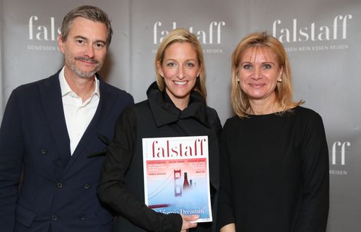 http://www.apa-fotoservice.at/galerie/4765
v.l.n.r.: Blaine Wesner, Alexa Wesner (US-Botschafterin in
Österreich), Elisabeth Kamper (Falstaff-Geschäftsführerin)